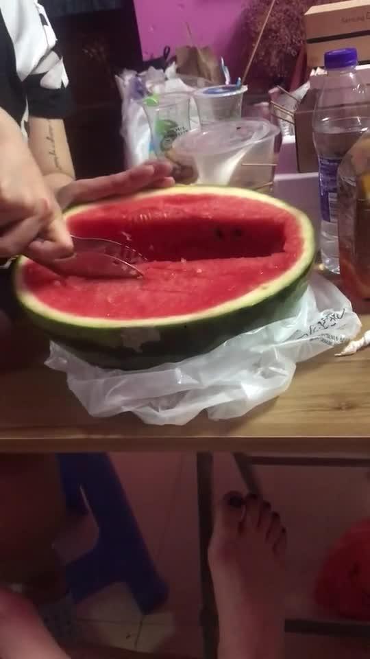 宿舍围观吃瓜,揭秘校园生活趣味瞬间