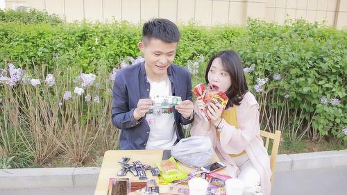 美女免费街边吃瓜,美女免费品尝瓜果盛宴