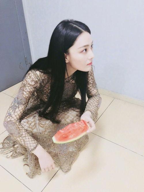 吃瓜微笑裙,时尚潮流的甜美演绎