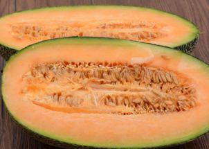 看别人吃哈密瓜的英文,Envy the Sweetness: Witnessing the Delight of Eating a Honeydew